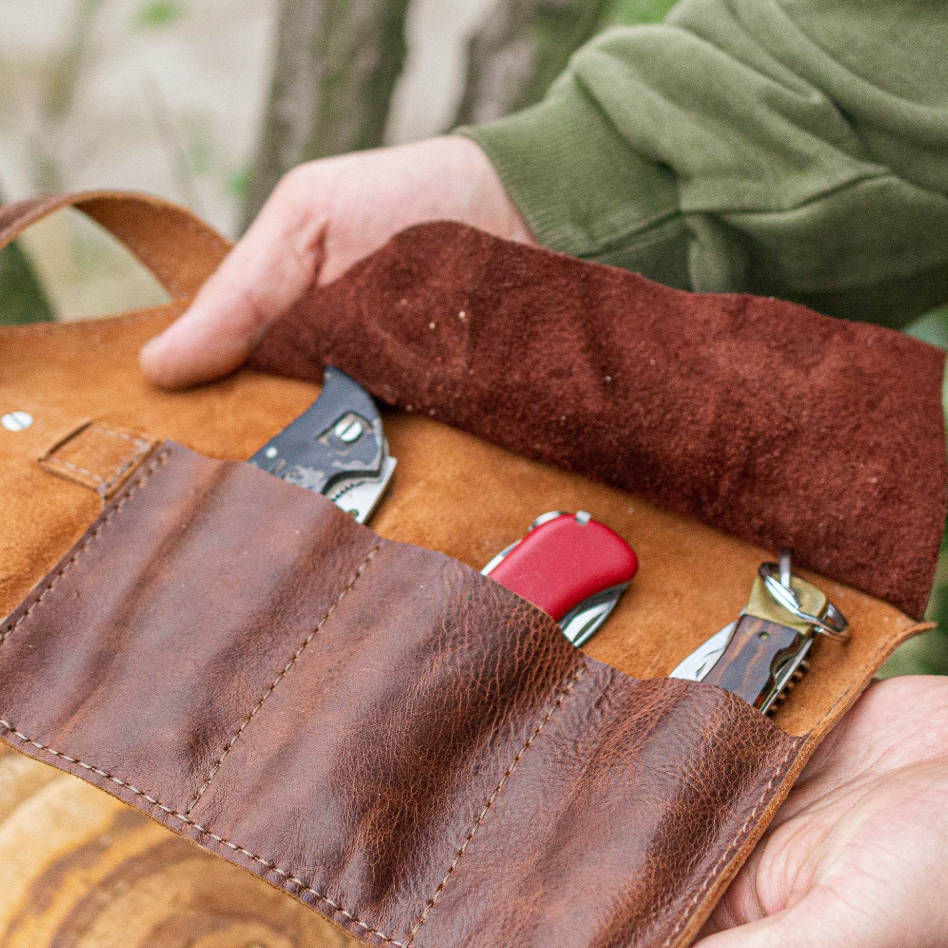Customizable Leather Knife Roll – Perfect Gift for Collectors & Outdoor Enthusiasts (3-8 Slots, Brown) - Chefrollbag