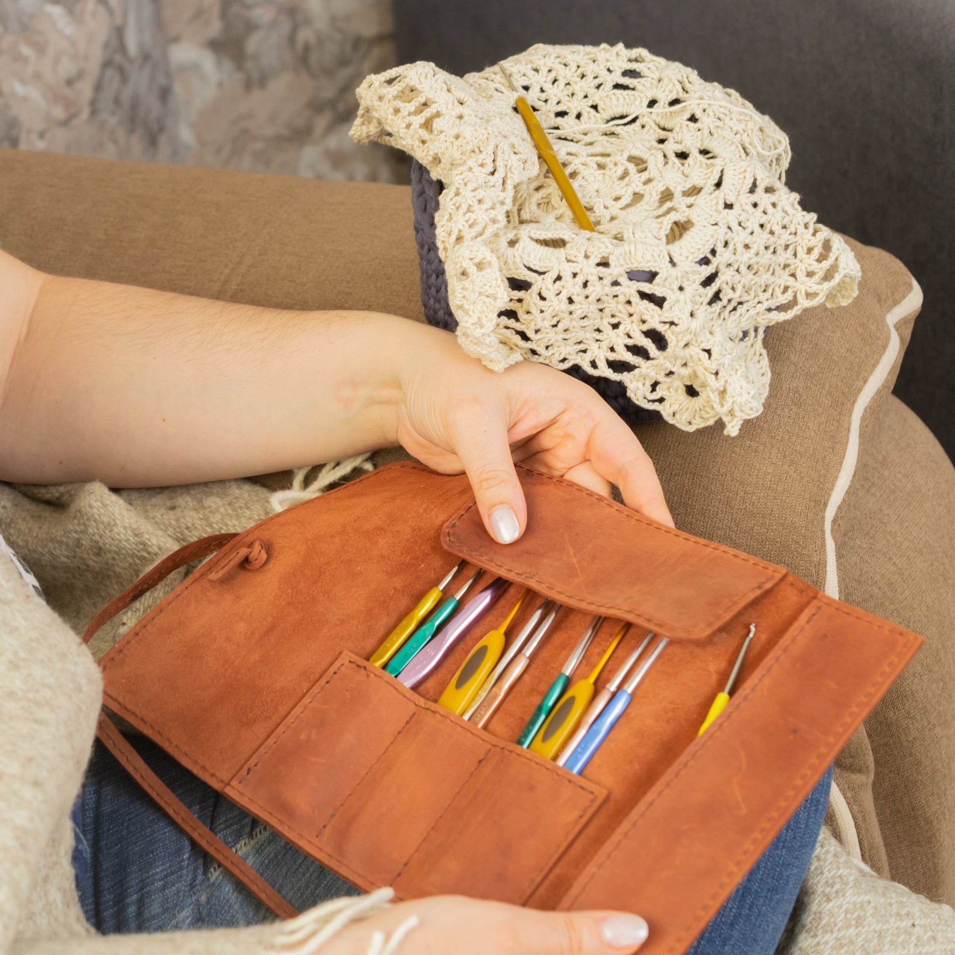 Handmade Leather Crochet Hook Case – Personalized Organizer for Knitters - Chefrollbag